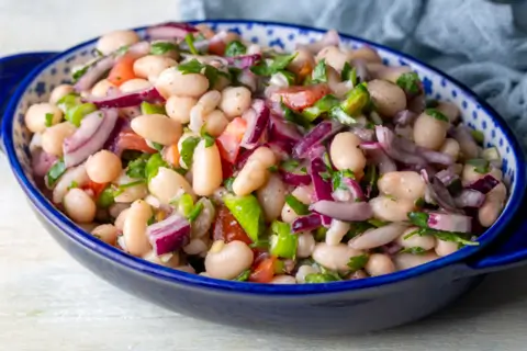 15 вкусных салатов с фасолью, которые хочется готовить снова и снова