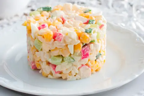 18 действительно вкусных салатов с крабовыми палочками
