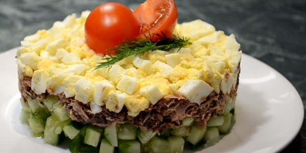 Салат із консервованим тунцем, огірками та яйцями