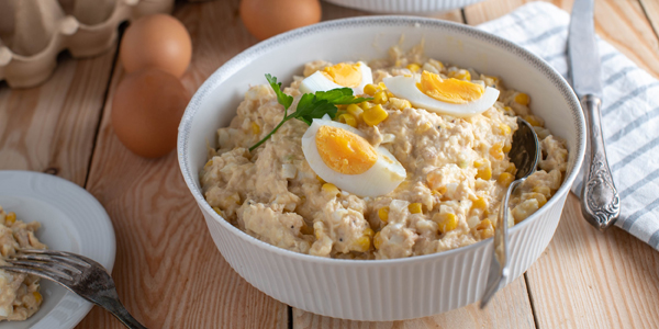 Класичний салат із консервованим тунцем, кукурудзою та яйцями
