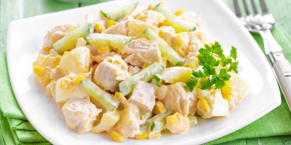 Салат з ананасом, копченою куркою, кукурудзою та огірком: простий рецепт