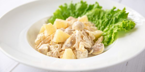 Рецепт салату з ананасом, грибами, куркою та маринованою цибулею