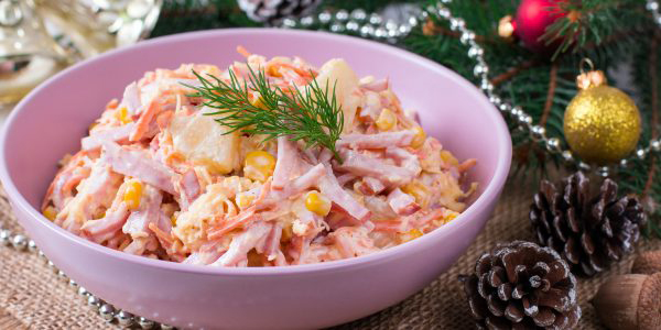 Рецепт салату з ананасом, шинкою, морквою по-корейськи, сиром і кукурудзою