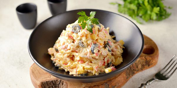 Як приготувати салат з ананасом, крабовими паличками, яйцями та сиром
