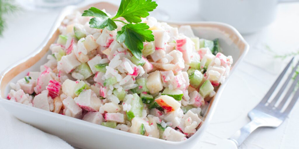 Салат із крабовими паличками, рисом та огірками
