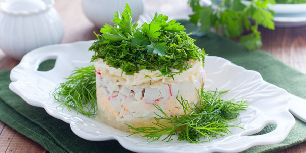 Простий рецепт салату з крабовими паличками, ананасами, сиром і яйцями