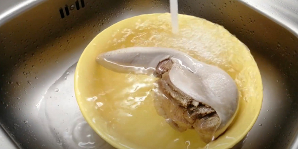 Залейте готовый продукт холодной водой